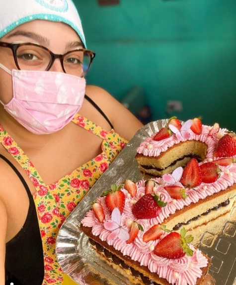 Leticia Segurando bolo número 2