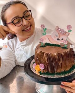 Leticia olhando bolo